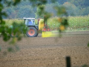 Pulvérisation de pesticides dans un champ, en Allemagne, oct 2009. Stefan Thielsen, licence CC BY-SA 3.0 - cf. crédits photographiques